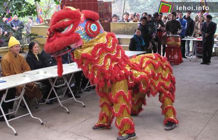 Múa lân trong ngày hội