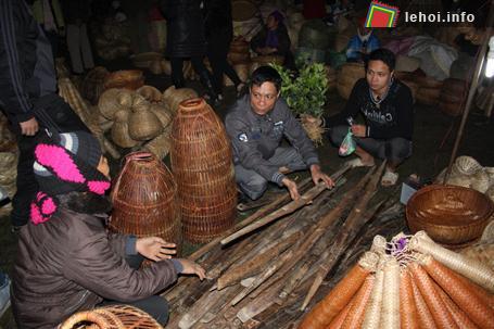 i chợ Viềng, nhiều người tranh thủ mua nông cụ