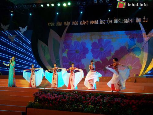 Biểu diễn văn nghệ trong Lễ hội&nbsp;