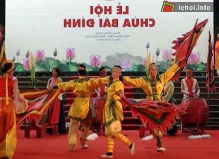 Biểu diễn nghệ thuật trong ngày khai hội chùa Bái Đính