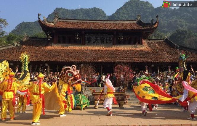 Lễ hội chùa Hương thu hút đông đảo du khách