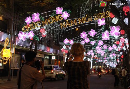 Phố tỏa sáng đón chào năm mới 2012