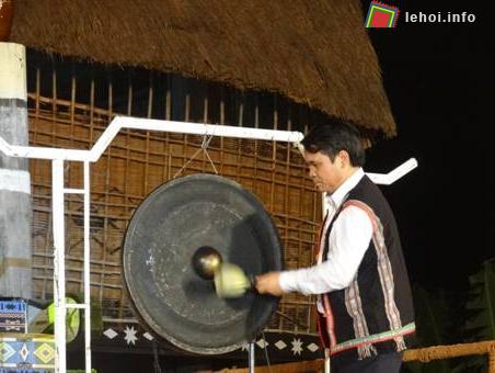 Đồng chí Kring Ba - Phó Chủ tịch HĐND tỉnh đánh cồng khai hội