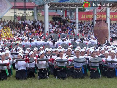 Trung tâm sách kỷ lục VN đã trao quyết định xác lập kỷ lục màn trình tấu cồng chiêng lớn nhất, với sự tham gia của số lượng diễn viên đông nhất.