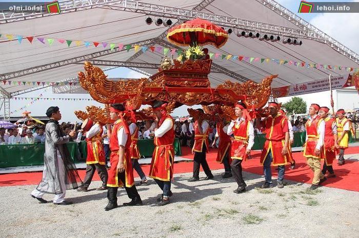 Rước kiệu vinh danh Tổ nghề.