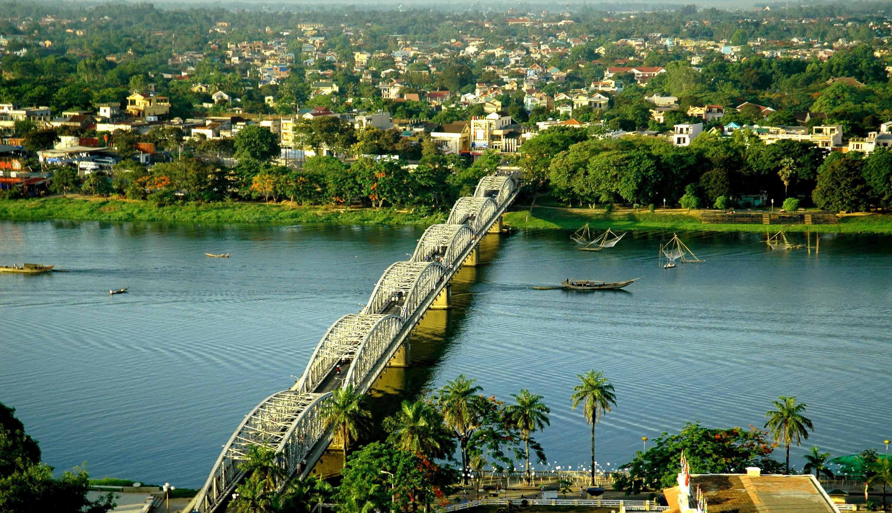Cố đô Huế thơ mộng là nơi thu hút đông đảo du khách trong và ngoài nước đến tham quan, du lịch.