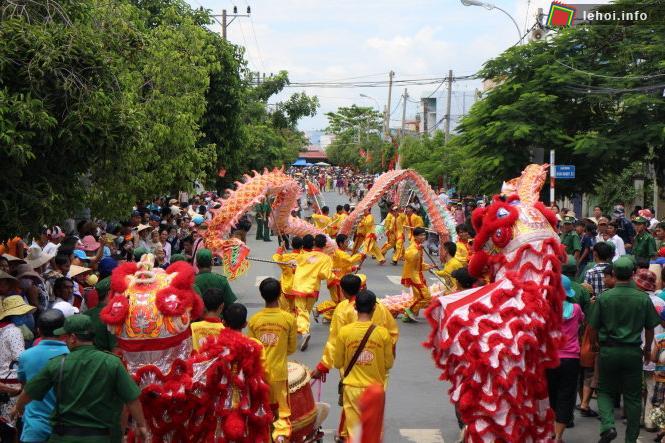 Biểu diễn múa rồng tại lễ hội