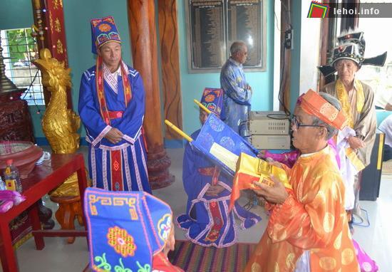 Các cụ cao niên trong làng làm lễ tế tại lăng Ông