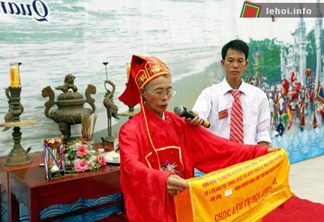 Đọc chúc văn tại lễ khai hội.