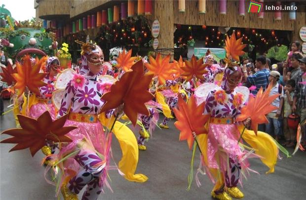 Biểu diễn nghệ thuật tại Lễ hội trái cây Nam Bộ 2011