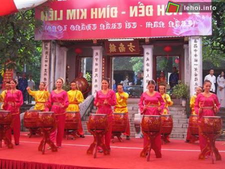 Màn trống tại lễ hội Đình làng Kim Liên