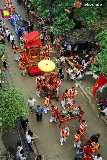 Đoàn rước đi qua đường làng Đình Bảng về Đền Đô&nbsp;