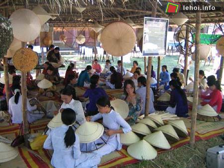 Nghề làm nón lá truyền thống tại Huế