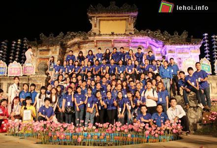 Các đại biểu thanh thiếu niên tham dự chương trình Ngày đi bộ “Vì màu xanh quê hương”.