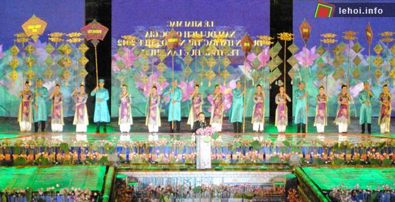 Ông Nguyễn Văn Cao - Chủ tịch tỉnh Thừa Thiên Huế tuyên bố khai mạc