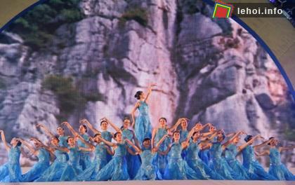 Phần biểu diễn nghệ thuật của những cô gái vùng mỏ tại Carnaval Hạ Long năm 2011