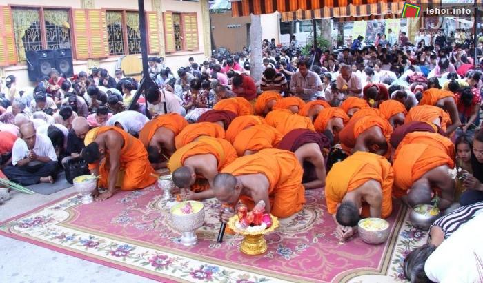 Người dân cầu nguyện trong ngày Tết của mình