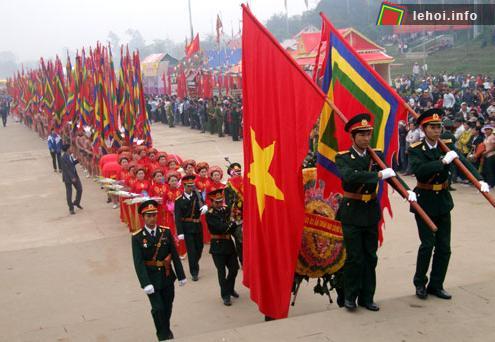 Từ sáng sớm, đoàn rước đã khởi hành từ chân núi Nghĩa Lĩnh lên đền Thượng. Tổng bí thư, Chủ tịch Quốc hội Nguyễn Phú Trọng và Phó thủ tướng Nguyễn Thiện Nhân cùng đoàn dâng hương giỗ Tổ Đông đ...