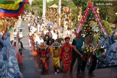 Dâng hương tại đền thờ Quốc Tổ, tỉnh Gia Lai