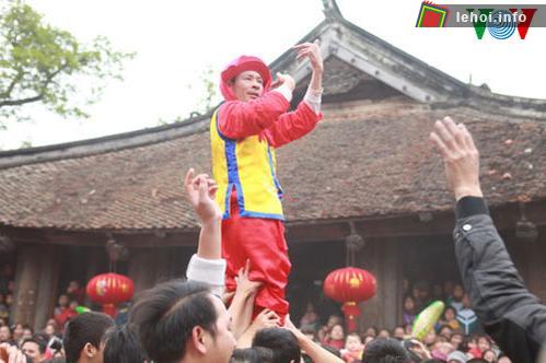 Pháo rước được gò bằng tôn, bên ngoài dán giấy màu nhiều sắc. Hai quả pháo lớn cùng có đường kính 60cm, 1 quả dài 6m, 1 quả dài 5,8m tượng trưng cho pháo Nhất, pháo Nhì.
