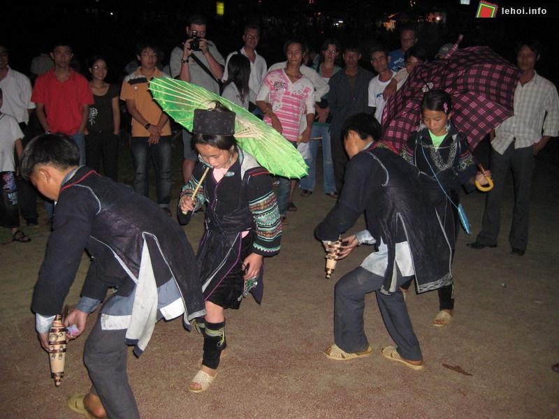 Biểu diễn múa hát trong đêm hội