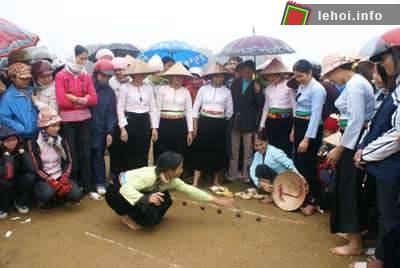 Những cô gái Mường trong bộ trang phục rực rỡ sắc màu cùng chơi trò chơi truyền thống
