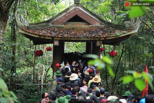 Du khách đến Yên Tử hành hương, khấn phật.