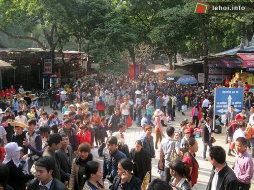 Sau lễ khai hội, du khách chen chúc nhau lên động Hương Tích