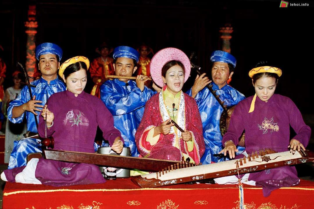 Các chương trình biểu diễn đờn ca tài tử, hò đối đáp trên sông... cũng tổ chức trong Lễ hội. AMH: Internet