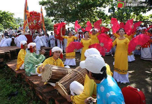 Múa hát bên tháp PôSah Inư trong Lễ hội Katê