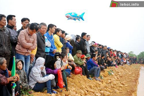 Đông đảo người dân đến xem lễ hội đua bò