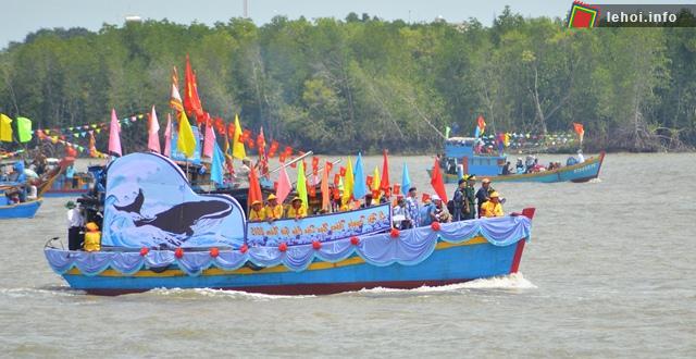 Thuyền lễ chính đang tiến ra cửa biển.