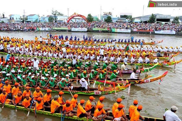 Các đội đua ghe Ngo