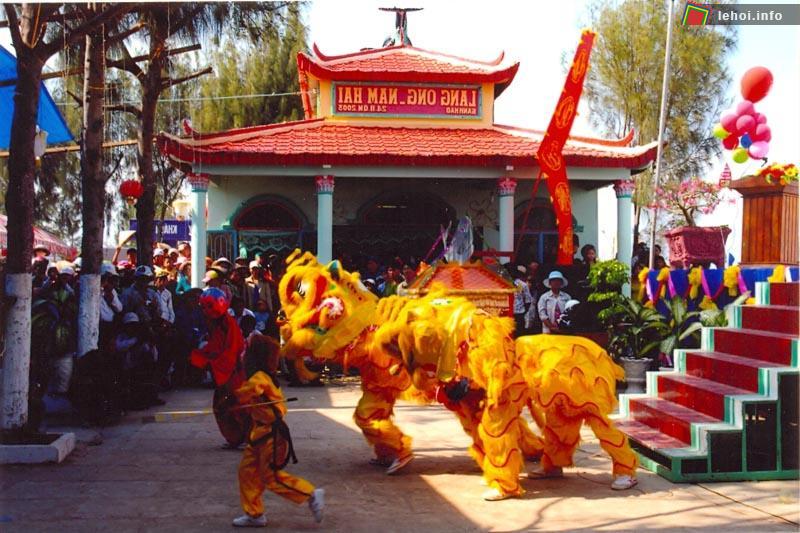 Biểu diễn múa lân tại lễ hội