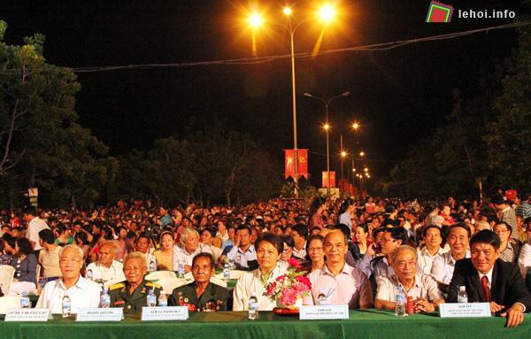 Các đại biểu và đông đảo người dân địa phương cùng du khách đến tham dự đêm hội
