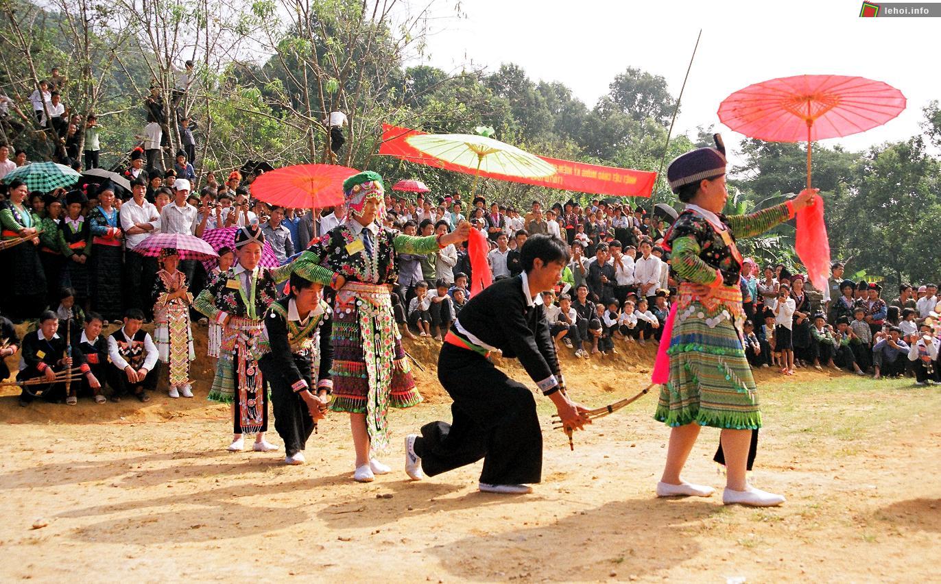 Biểu diễn múa khèn mông