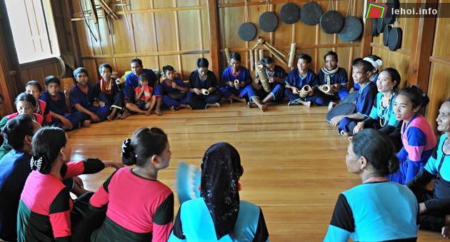 Bà con gặp nhau để hát những bài hát dân ca của dân tộc mình, hát kể chuyện cổ, sử thi…