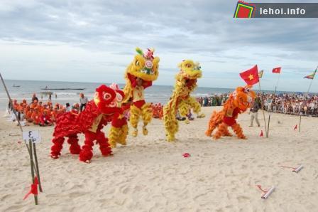 Đội múa rồng trong lễ hội