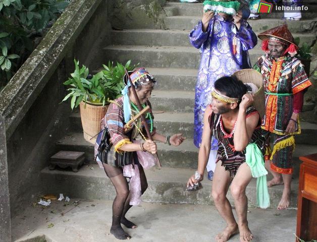 Nhiều người hóa trang thành các thành phần dân tộc Việt Nam tham dự đoàn rước