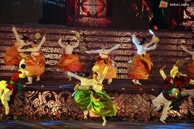 Festival Huế năm nay còn có sự tham gia của 26 đoàn nghệ thuật đến từ 23 quốc gia và vùng lãnh thổ ở các châu lục trên thế giới.
