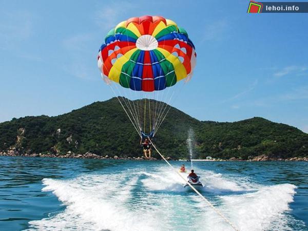 Dù lượn- một môn thể thao được du khách yêu thích trong lễ hội mùa hè 2013.