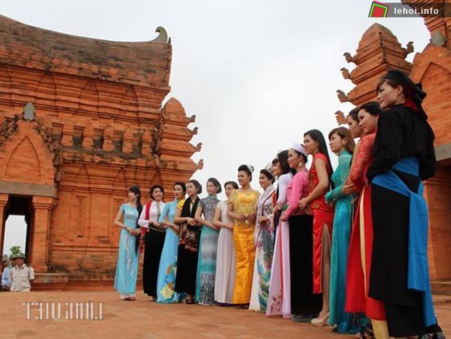 Các người đẹp đến thăm khu di tích Thánh địa Mỹ Sơn