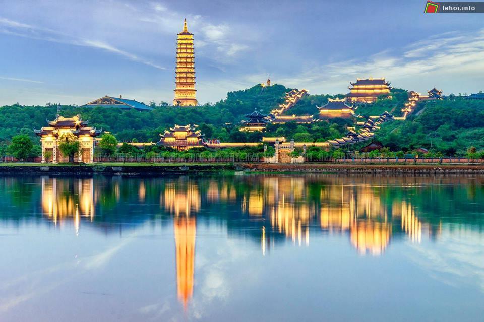 Dọc hành trình, du khách còn được chiêm ngưỡng vẻ đẹp kỳ ảo của Tràng An với phong cảnh sơn thủy hữu tình