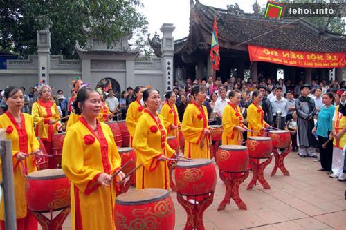 Màn trống hội do hội người cao tuổi của địa phương biểu diễn
