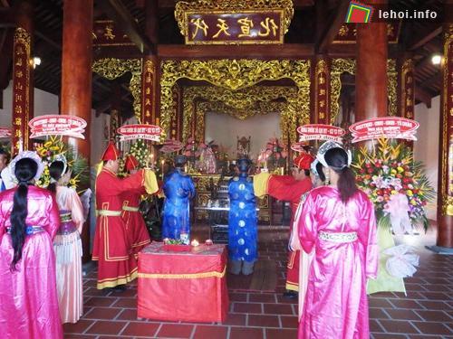 Lễ tế trong đình Bính Thủy
