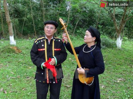 Cặp đôi già tìm lại một khoảng trời riêng để trao nhau những câu hát giao duyên, điệu then, lượn tại chợ tình Xuân Dương