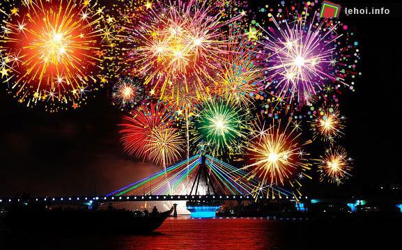 Lễ hội pháo hoa Đà Nẵng 2013 đã thu hút hàng vạn lượt du khách trong nước và quốc tế tham dự.