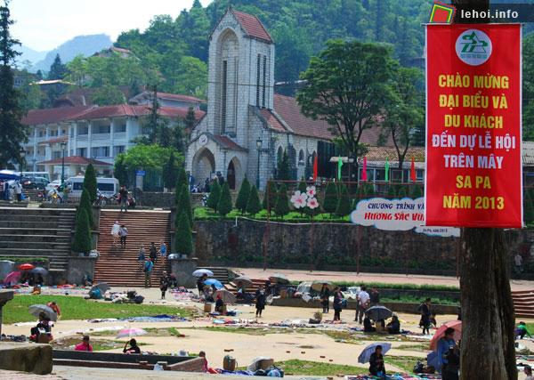 Băng rôn, biểu ngữ xuất hiện ở khắp mọi nơi