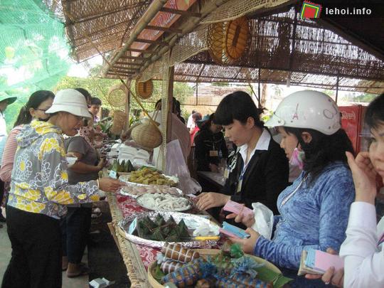Rất đông người dân và du khách đến tham dự lễ hội