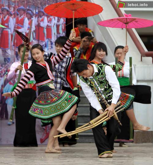 Biểu diễn văn hóa dân gian trong lễ hội đường phố.